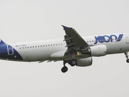 Un avión Airbus A320, perteneciente a la nueva aerolínea francesa de bajo coste Joon, aterriza por primera vez desde París hacia Berlín (Alemania).