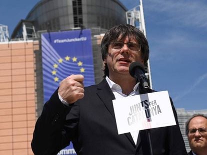 Carles Puigdemont y Quim Torra, ante el edificio de la Comisión Europea, en Bruselas.