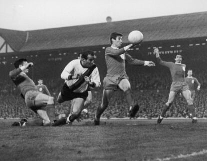 Mario Corso cabecea entre tres defensas del Liverpool en la ida de la semifinal de la Copa de Europa en mayo de 1965.