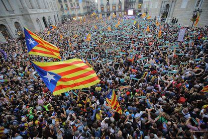 Esteladas en plaza de St. Jaume mientra empieza la primera fiesta de la República.