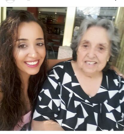 Iria Álvarez y su abuela antes de la pandemia, en una imagen cedida por la familia.