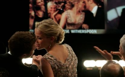 Reese Witherspoon besa a su marido Ryan Phillippe tras saber que el Oscar a mejor actriz por 'En la cuerda floja' era para ella. Era 2006. Se divorciarían poco después.