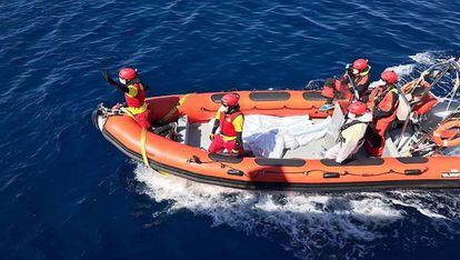 La ONG española traslada los cadáveres encontrados en los botes en Libia
