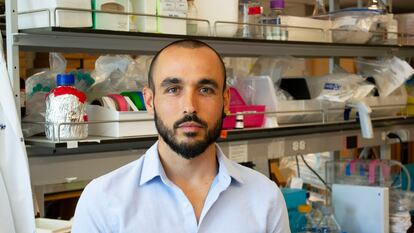 El bioquímico Miguel Reina, en su laboratorio de la Universidad de California, en San Diego (EE UU).