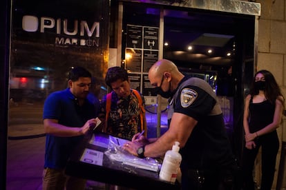 Registro de entrada en la discoteca Opium de Barcelona, este sábado.