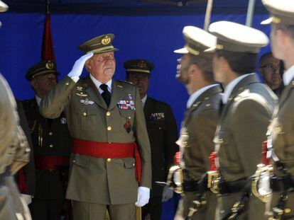 Juan Carlos I preside una parada militar en Segovia, en 2014.