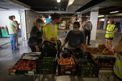 La asociación de vecinos del Pozo del Tío Raimundo atiende en el reparto de comida a 100 familias más desde la crisis sanitaria.