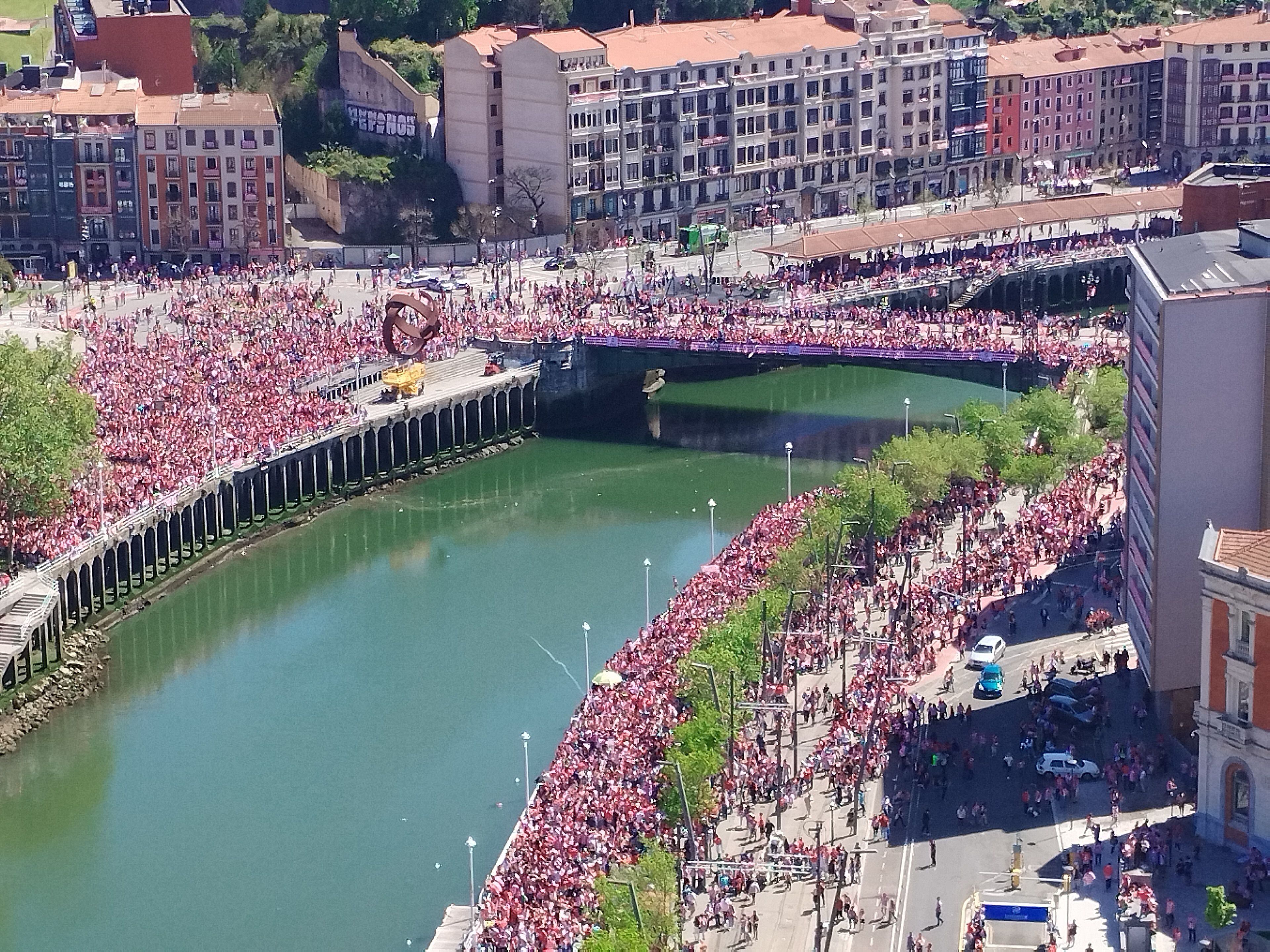 Inmediaciones del Ayuntamiento de Bilbao con miles de aficionados. 