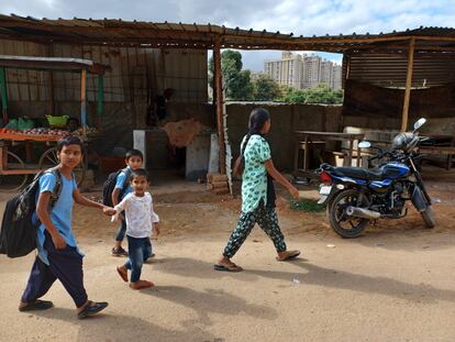 Transeúntes en una calle al norte de Bangalore.