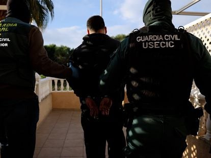 La Guardia Civil detiene a un hombre en Guardamar del Segura (Alicante) por presuntamente estafar 57.000 euros a una mujer a la que conoció por Tinder y le hizo creer que tenían una relación sentimental.