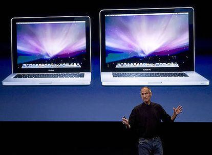 Llegan los nuevos MacBook. Steve Jobs ha presentado la remozada línea de portátiles de Apple: más aluminio, más potencia y (algo) más verdes.