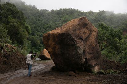 Rocas gigantescas obstruyen un camino que rodea la comunidad de Huitzontla, en Michoacán. 