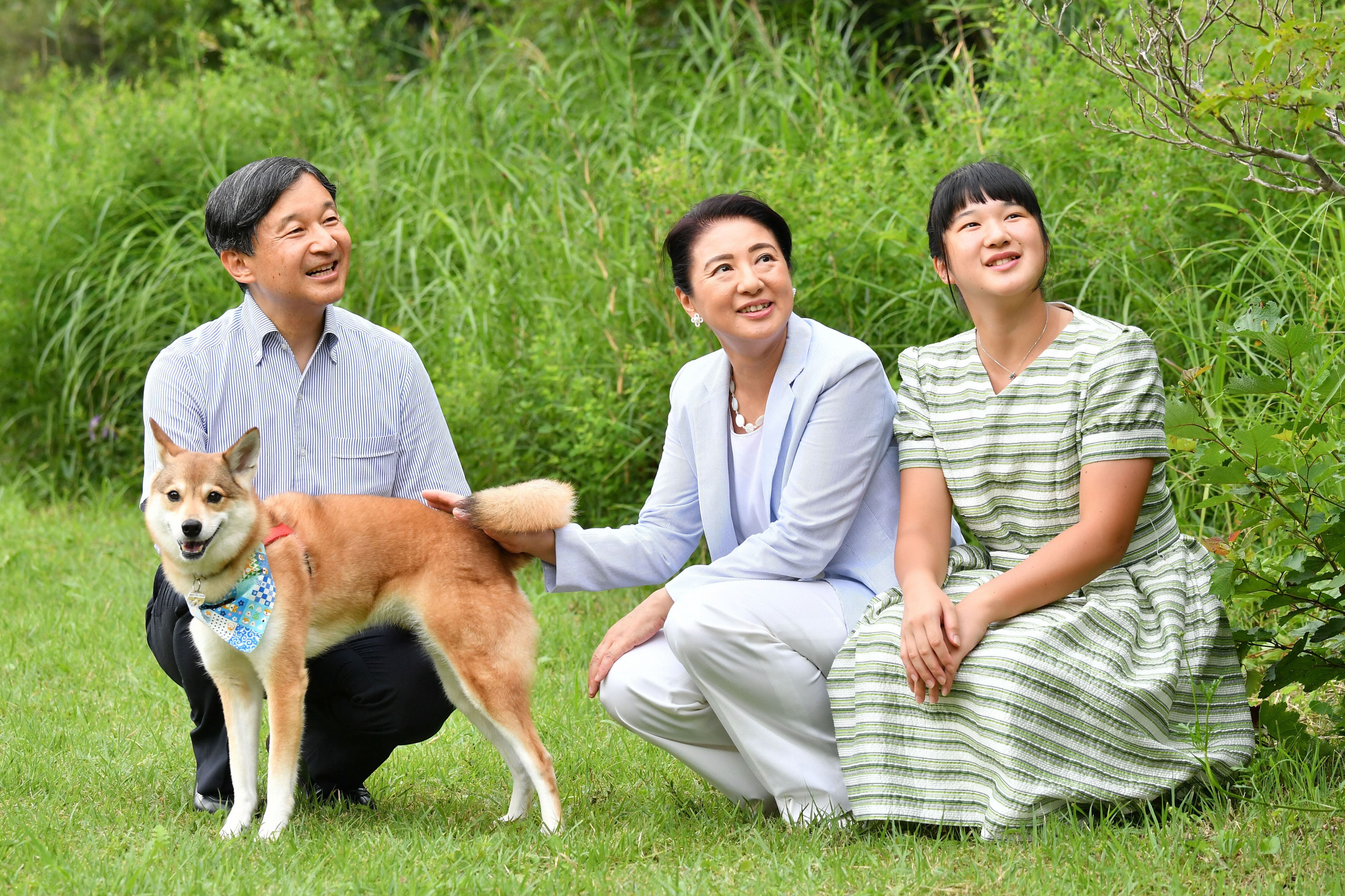 El emperador Naruhito junto a su esposa Masako y su hija Aiko, en su casa de Nasu, Japón, el pasado agosto.