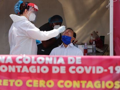 Un hombre se realiza una prueba de covid-19 en una zona habilitada este sábado, en Ciudad de México.