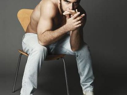 El actor madrileño, en paz con su mente y con su cuerpo, nos mira muy fijamente con vaqueros y botas Calvin Klein Jeans.