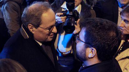 El 'president' Quim Torra (izquierda) habla con el vicepresidente, Pere Aragonès, en una imagen de archivo.