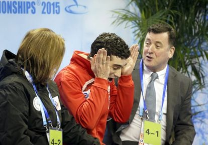 Javier Fernández reacciona tras conocer su puntuación total que le daba la medalla de oro en el Mundial de patinaje artístico sobre hielo, en Shanghái.
