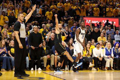 Stephen Curry, base de los Golden State Warriors, mira a canasta tras realizar un lanzamiento triple en el quinto partido de la final de la Conferencia Oeste de la NBA contra los Dallas Mavericks.