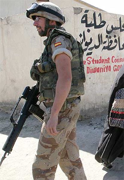 Un soldado español de patrulla en Diwaniya en marzo de 2004. Un mes después, España se retiró de Irak.