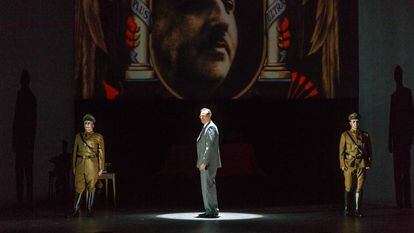 En el centro de la imagen Carlos Lorenzo como Leopoldo Alas Argüelles en un ensayo de 'El rector'.