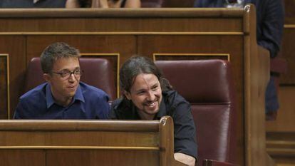 El exdiputado de Unidos Podemos en el Congreso, I&ntilde;igo Errej&oacute;n (a la izquierda), y el secretario general de la formaci&oacute;n morada, Pablo Iglesias. 