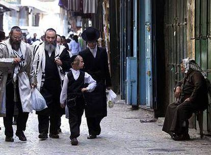 Un grupo de judíos ultraortodoxos pasea por las calles de Jerusalén.