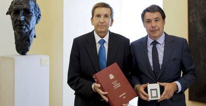 Ignacio Gonz&aacute;lez, tras recibir de manos del fiscal jefe Madrid, Manuel Moix, la Memoria de actividad de la Fiscal&iacute;a del TSJM en 2013. 