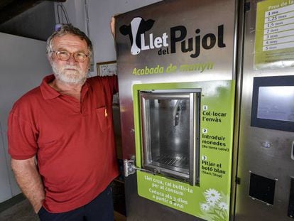 El ganadero catalán, Pep Alsina, con su máquina expendedora de leche cruda