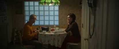 Jeremy Strong y Anne Hathaway, como los padres del protagonista en 'Armageddon Time'