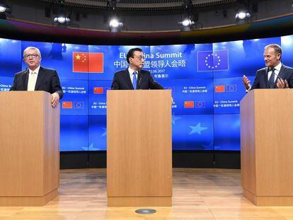 Jean-Claude Juncker (i), el primer ministro chino Li Keqiang y Donald Tusk, en una rueda de prensa de este viernes en Bruselas