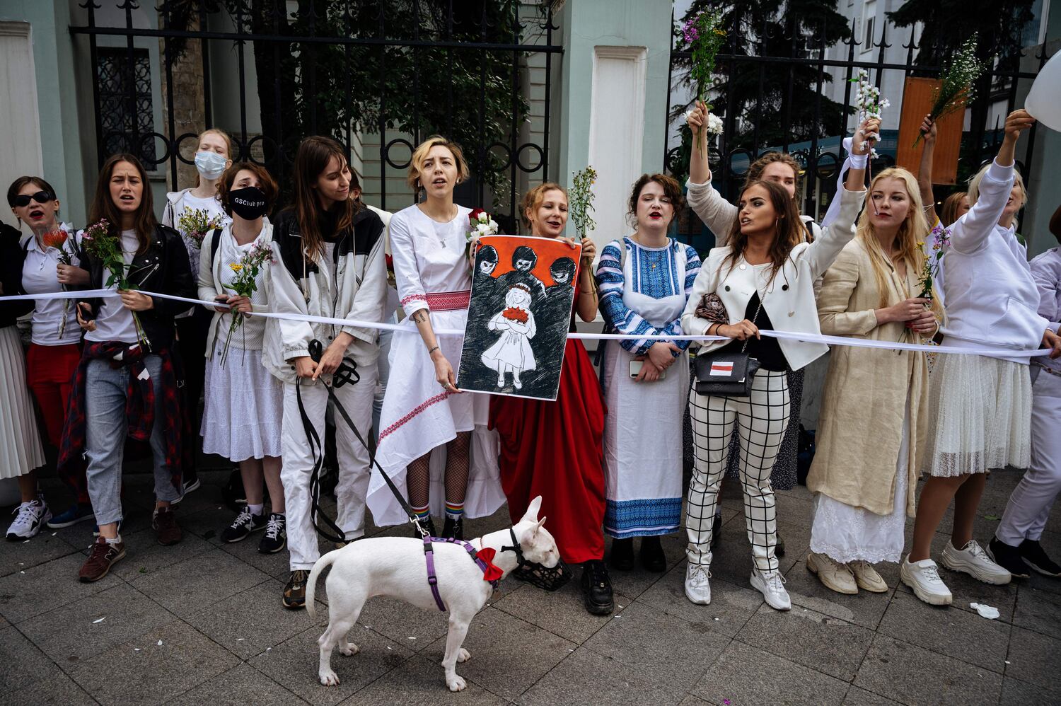 Decenas de mujeres protestan contra Lukashenko y en solidaridad con los manifestantes de Bielorrusia, en la Embajada bielorrusia en Moscú, este sábado.