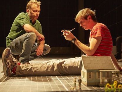 De izquierda a derecha, Nicolas Tennant y Christopher Boone en &#039;The Curious Incident of the Dog in the Night-Time&#039;.