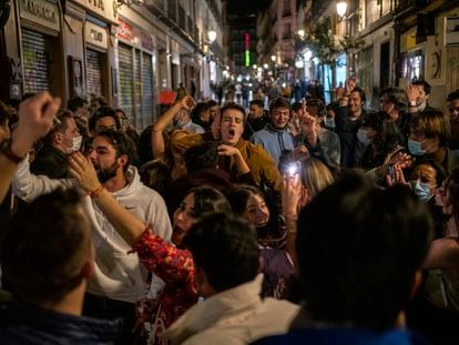 Decenas de personas cantan, gritan y bailan este sábado en una calle del centro de Madrid.