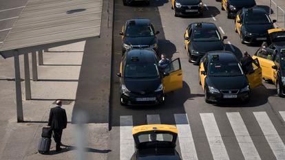 Taxis en la estación de Sants de Barcelona, en una imagen de archivo.