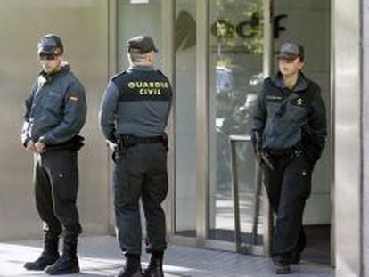 Guardias civiles permanecen en la sede de Adif en Madrid