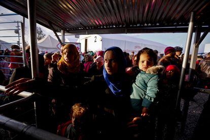 Grupo de refugiados seleccionados para cruzar la frontera, esperan en la parte griega para pasar.