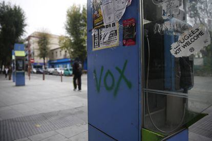 Una cabina de teléfonos de Valdemoro, con una pintada de Vox este lunes.
