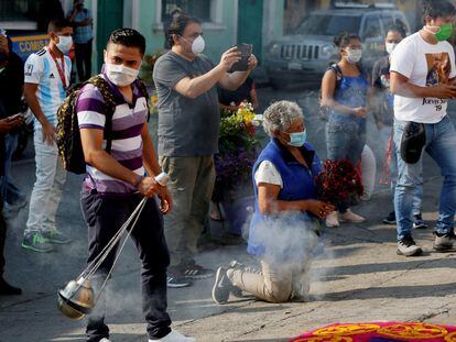 Feligreses acuden a las celebraciones de Semana Santa en Ciudad de Guatemala.
