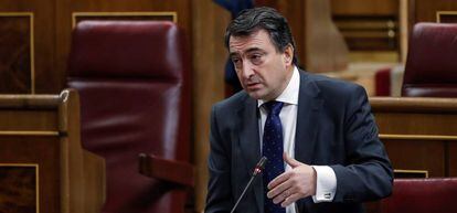 El portavoz del PNV, Aitor Esteban, durante la sesión de control al Gobierno.