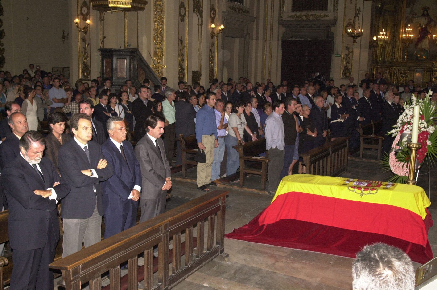 Funeral por Manuel Indiano celebrado en la Colegiata de San Isidro de Madrid. En la foto, de derecha a izquierda, José María Aznar, Javier Arenas, José Luis Rodríguez Zapatero y Jaime Mayor Oreja junto al féretro.