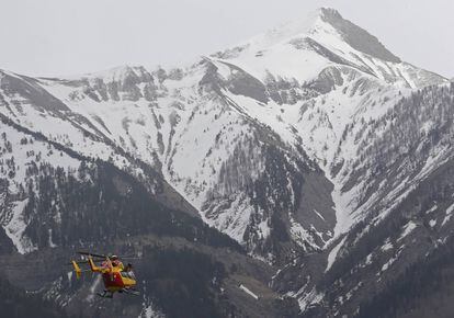 El Ejecutivo francés no descarta ninguna hipótesis, incluida la terrorista, en la investigación del accidente de un avión de la compañía alemana Germanwings con 150 personas a bordo en los Alpes franceses. En la imagen, un helicóptero de emergencias en Seyne (France).