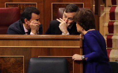 La vicepresidenta Soraya Sáez de Santamaría, conversa con el portavoz del PP en el Congreso, Rafael Hernando y el coordinador general de la formación, Fernando Martínez-Maíllo.