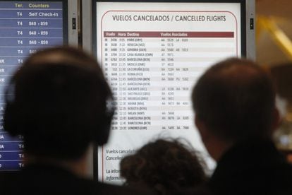 Afectados observan el listado de vuelos cancelados.
