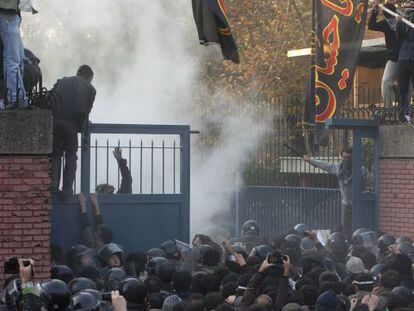 Estudiantes iraníes entran en la embajada de Reino Unido en Teherán.