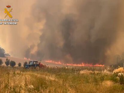 Incendio originado en Sabinares del Arlanza (Burgos) que ha arrasado 3.000 hectáreas, en una imagen facilitada por la Guardia Civil.