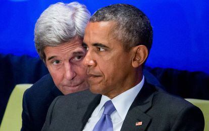 El presidente Obama escucha a John Kerry, secretario de Estado, en la ONU.