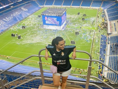 Sara Vivas, aficionada del Real Madrid, en el estadio Santiago Bernabéu.