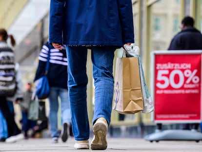 Un comprador con bolsas pasa por una calle de Berlín, este jueves.