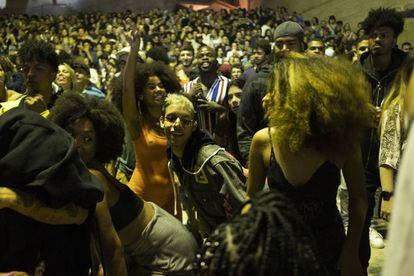 El público baila durante el concierto del DJ de funk Rennan da Penha, este viernes en São Paulo.