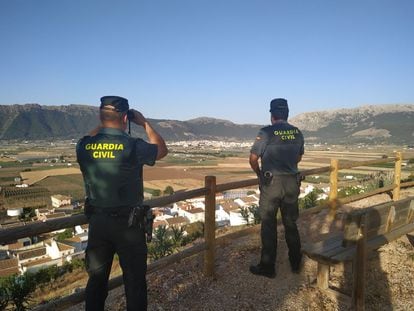 Agentes de la Guardia Civil durante la operación en el Llano de Zafarraya (Granada), en la que se han detenido a 14 empresarios agrícolas.
